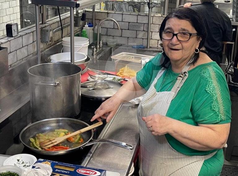 Enoteca Maria, el restaurante donde las chefs son abuelas de todo el mundo