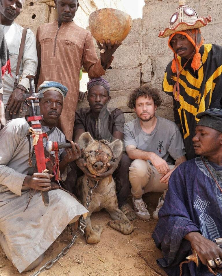 Tribu africana domina a hienas con magia negra