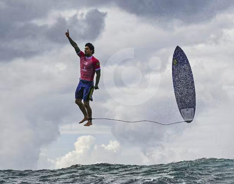 El fotógrafo merece una medalla de oro, por semejante fotografía del surfista Brasileño