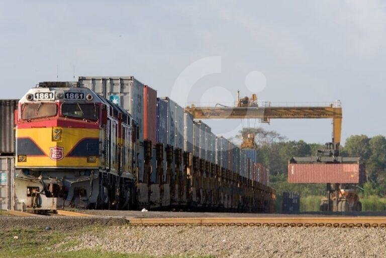 Maersk Adquiere el Ferrocarril Panamá-Colón en una Estrategia de Expansión Logística